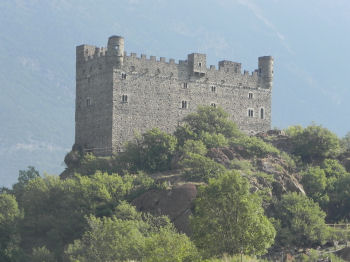 Panorama sul Castello di Ussel da sud (37940 bytes)